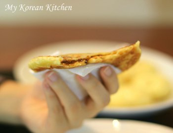 sweetpancakemixhoddeokinhalf-1.jpg
