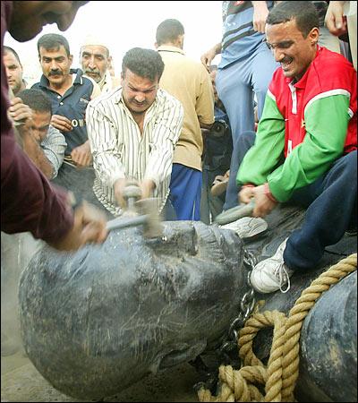 Saddam20statue20falls20Iraqis20rejoice20-1.jpg