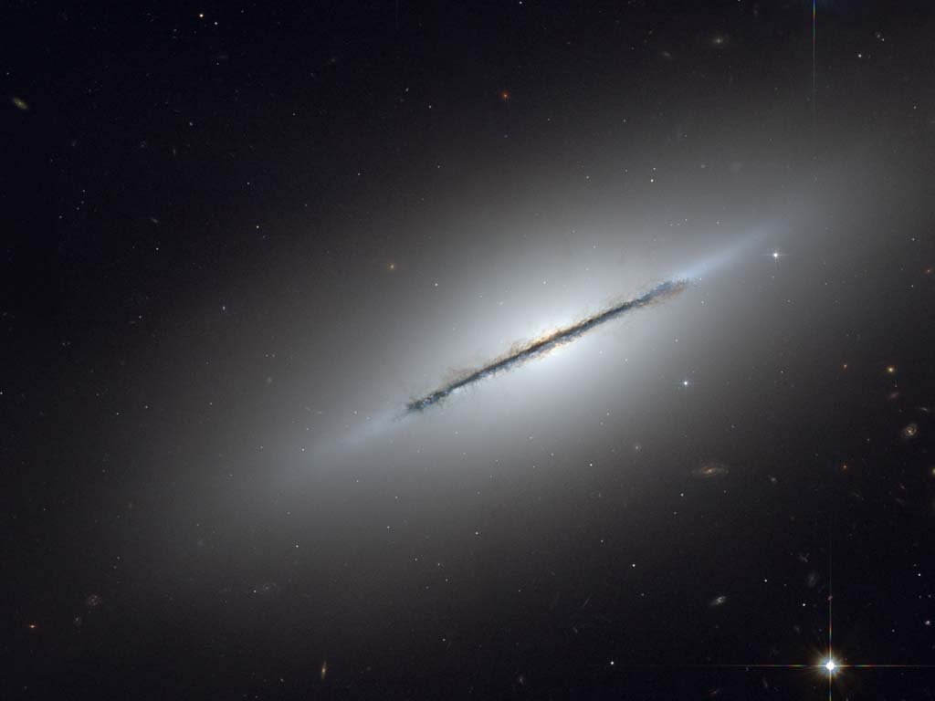hubblediskgalaxyngc5866desk1024-1.jpg