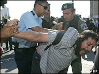 _42409364_protestarrest_afp203b-1.jpg