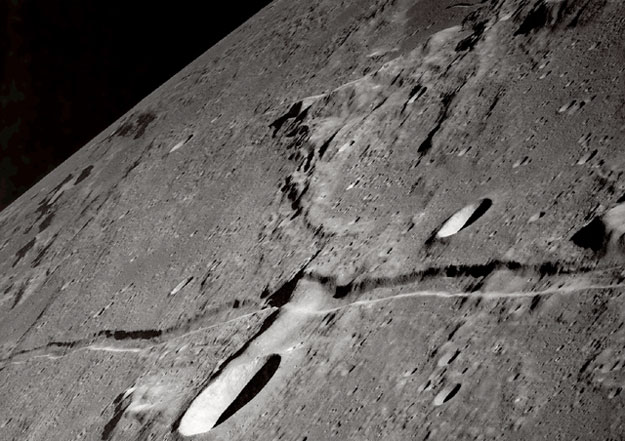 rille apollo10 1 - *!* The Miracle Of The Splitting Of The Moon *!*