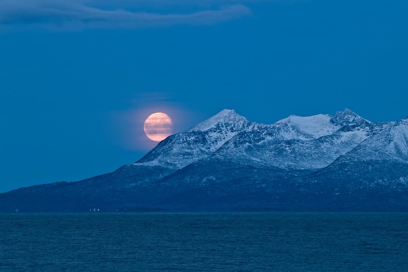 senja_moon_800-1.jpg