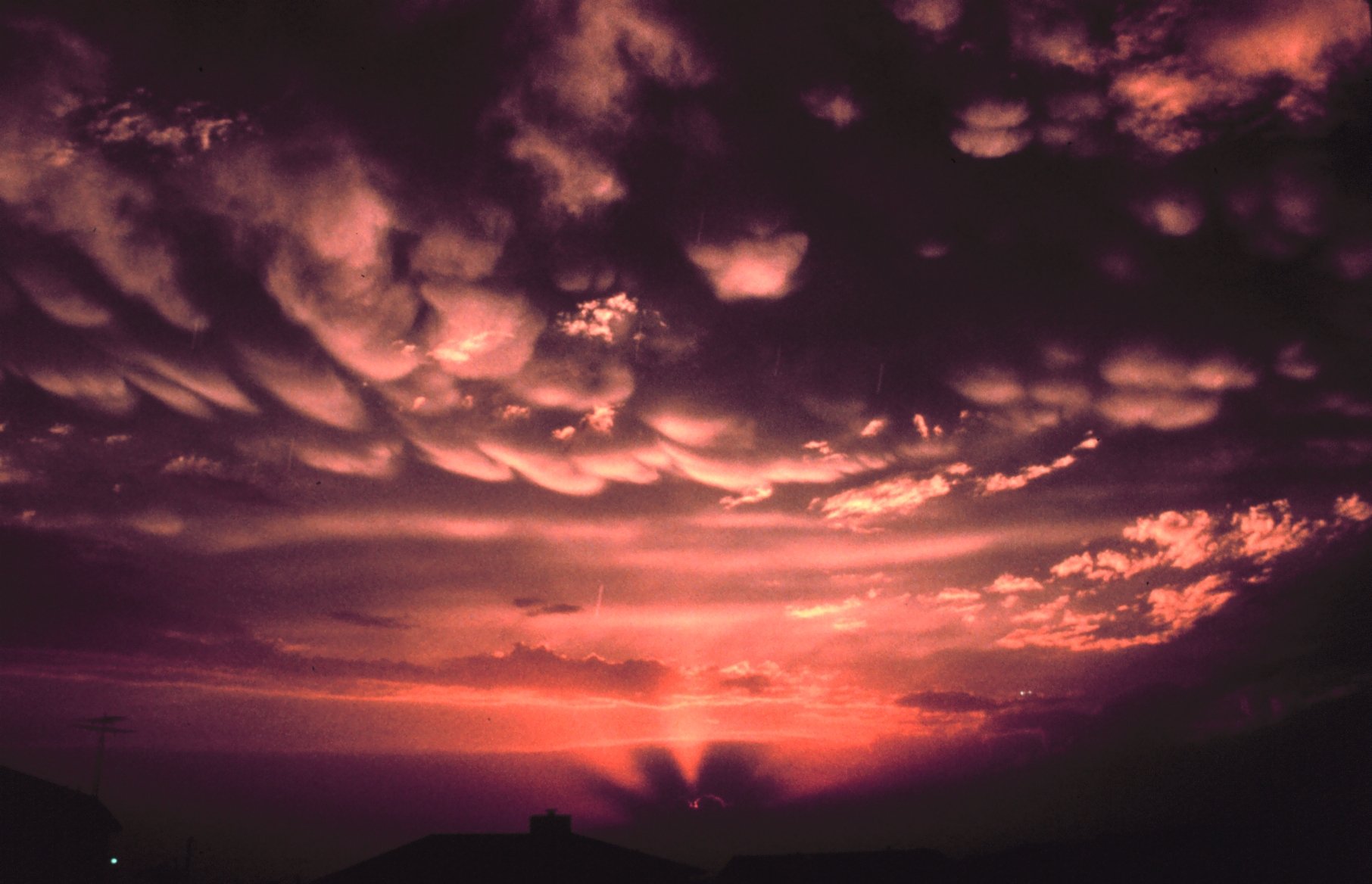 Mammatus_clouds12__NOAA-1.jpg