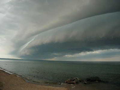 shelf cloud1 1 - top 10 VERY rare Clouds !!!