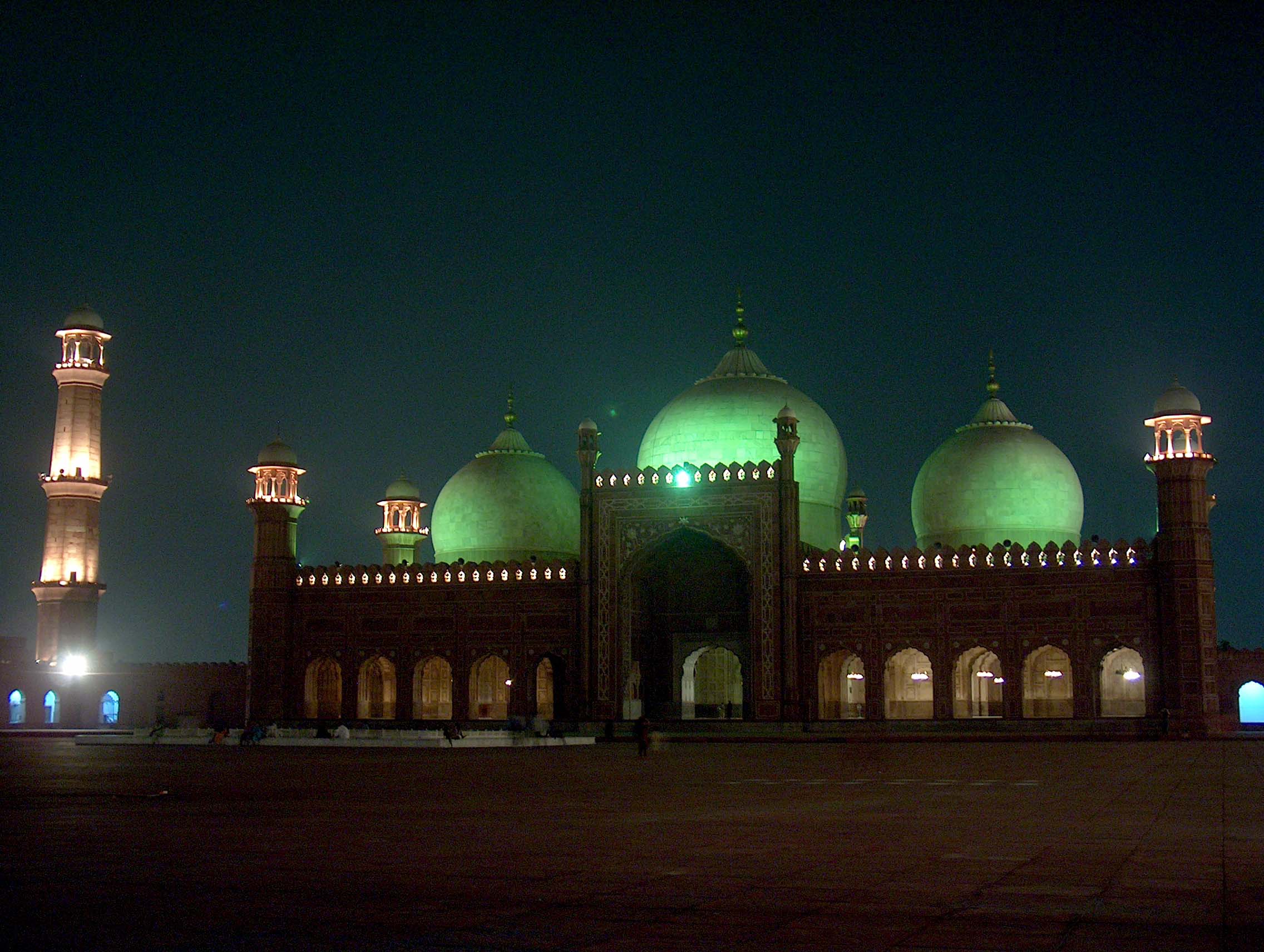 Badshahi Masjid at night on July 20 2005 1 - Masjid Pics Thread...