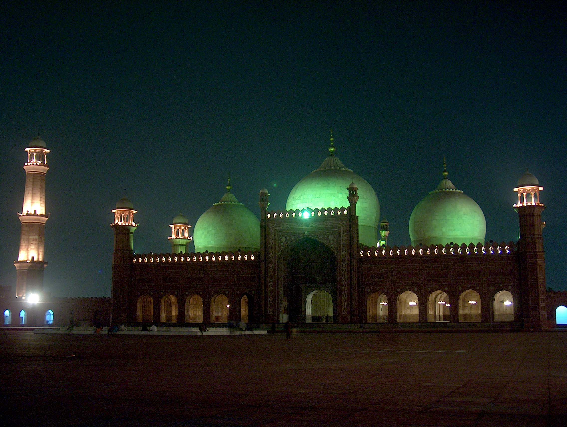 Badshahi_Masjid_at_night_on_July_20_2005-1.jpg