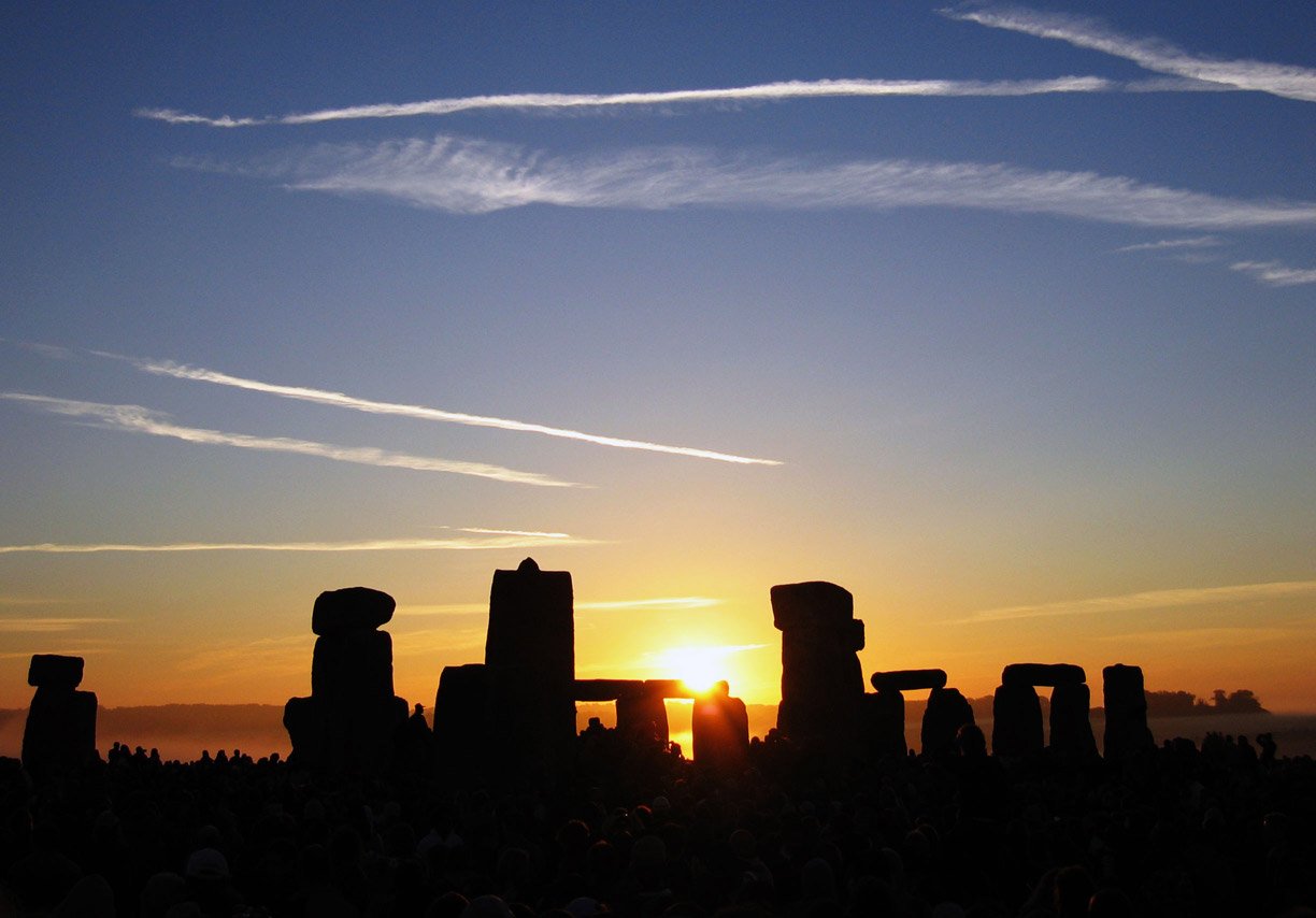 Summer_Solstice_Sunrise_over_Stonehenge_-1.jpg