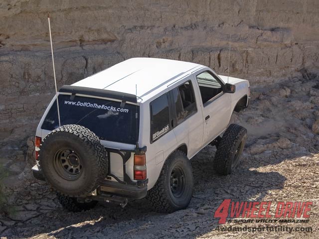 0710_4wd_22_z1990_nissan_pathfinder_susp-1.jpg