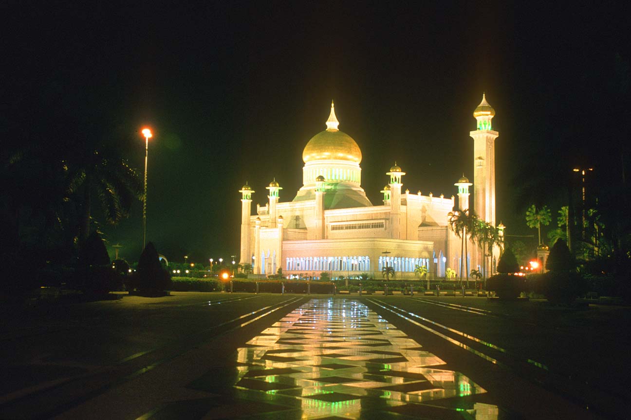 BWN20Brunei20Bandar20Seri20Begawan20Omar 2 - What Mosque is this? Can someone help me out?