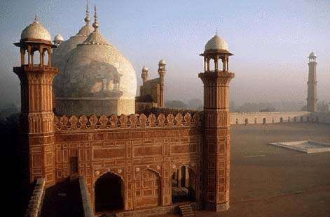 Badshahi mosq 1 - Most Beautiful Masjids