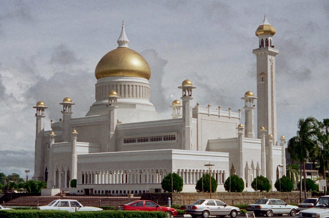 Brunei  Masjid Sultan Omar Ali Saifuddin 1 - What Mosque is this? Can someone help me out?