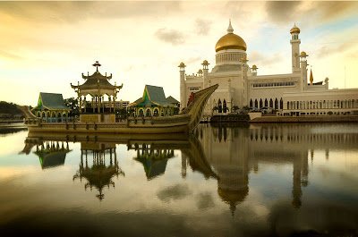 OmarAliSaifuddinMosqueBrunei 1 - What Mosque is this? Can someone help me out?