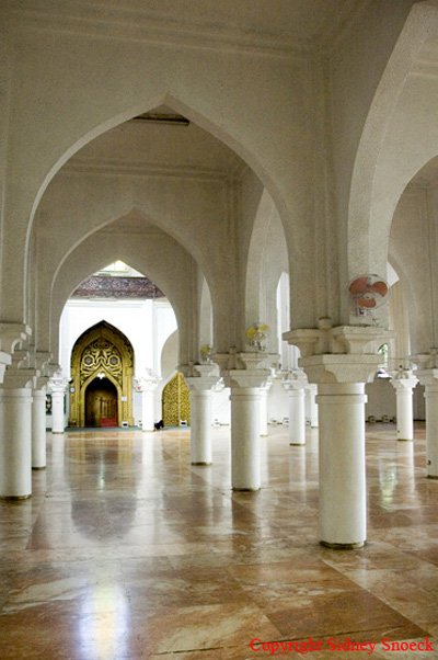 golden mosque manila 1 - Most Beautiful Masjids