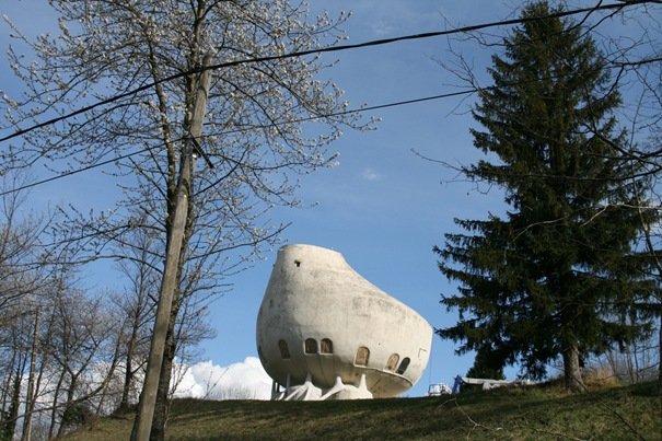 20weirdhouseinalpsthumb-1.jpg