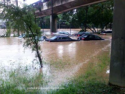 banjir 1 - Massive flood causes havoc in Kuala Lumpur