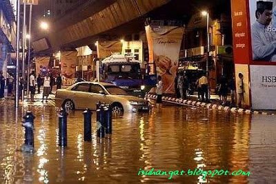 flood100607001 1 - Massive flood causes havoc in Kuala Lumpur