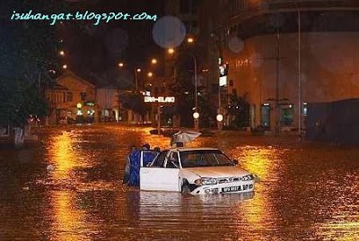 flood100607005 1 - Massive flood causes havoc in Kuala Lumpur