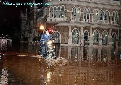 flood100607006 1 - Massive flood causes havoc in Kuala Lumpur