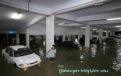 flood100607007 1 - Massive flood causes havoc in Kuala Lumpur