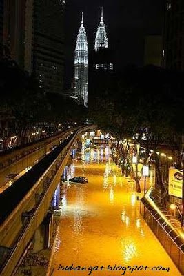 flood100607009 1 - Massive flood causes havoc in Kuala Lumpur