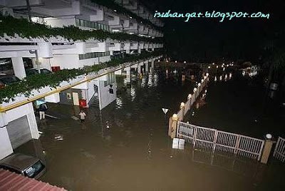 flood100607010 1 - Massive flood causes havoc in Kuala Lumpur