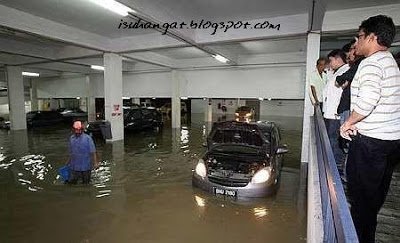 flood100607013 1 - Massive flood causes havoc in Kuala Lumpur