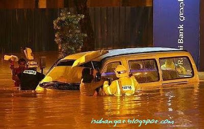 flood100607016 1 - Massive flood causes havoc in Kuala Lumpur