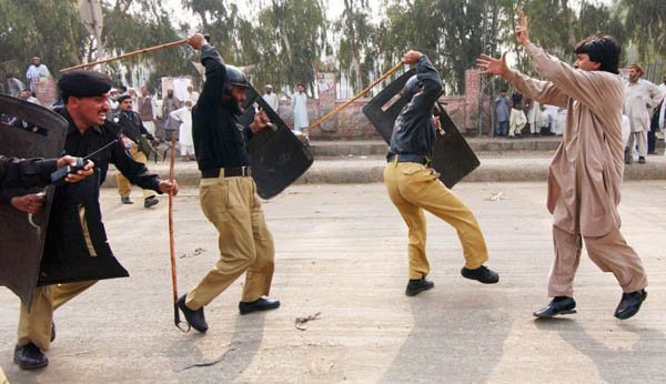 GD5258102Pakistanipolicebato9367-1.jpg
