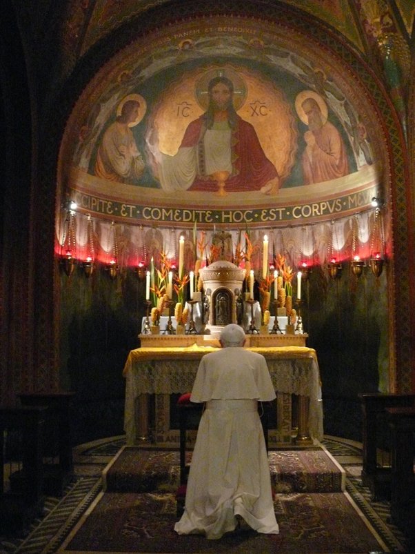 PopeKneelingBlessed_Sacra-1.jpg