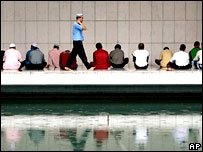 _42396090_muslims_ap203b-1.jpg