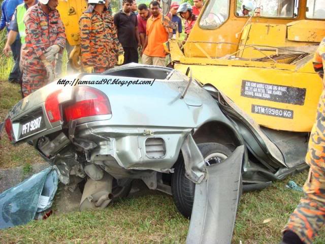 DSC01089 1 - This nasty road accident happened at my neighbourhood (with pics)