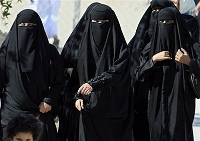 saudiwomen 1 - French police fine Muslim driver for wearing veil