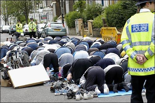 save003432zz 1 - (namaz) muslim praying all around the  world ( beautiful pictures )