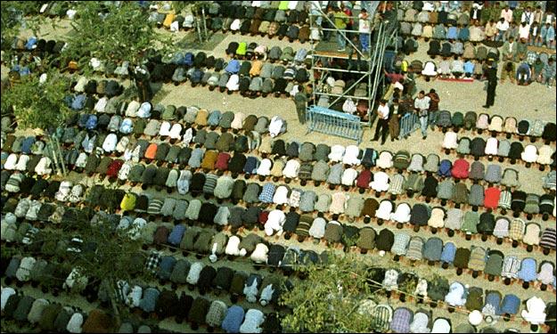 save034324381el 1 - (namaz) muslim praying all around the  world ( beautiful pictures )