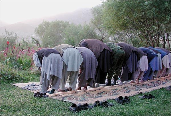 save03498tb 1 - (namaz) muslim praying all around the  world ( beautiful pictures )