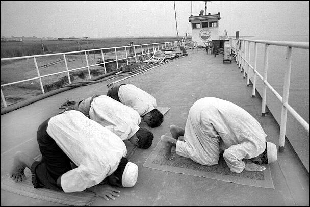 save3432434li 1 - (namaz) muslim praying all around the  world ( beautiful pictures )