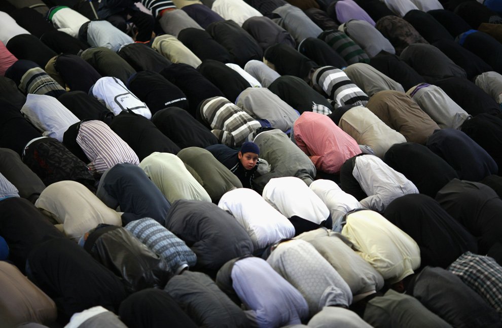 Мусульманский поп. Мусульманин молится. Фото молитвы мусульман. Рамадан 2010. Намаз в Шуше.