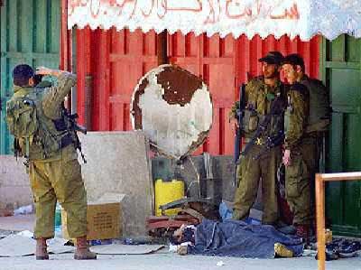 2006 idf trophy 1 - American students walk out on IDF soldier