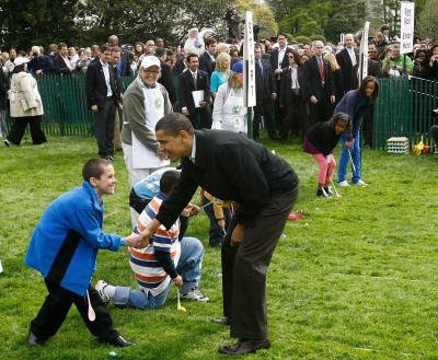 ObamaBowsToEasterEggHunter-1.jpg