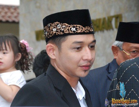 pasha_ungu_lamaran20101128020hendra-1.jpg