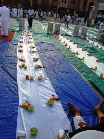 21iftarmadinah10 1 - The Most Precious Moments In The Most Precious Places.