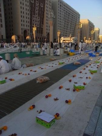 21iftarmadinah18 1 - The Most Precious Moments In The Most Precious Places.