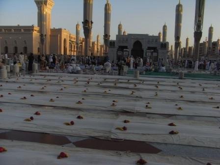 21iftarmadinah20 1 - The Most Precious Moments In The Most Precious Places.