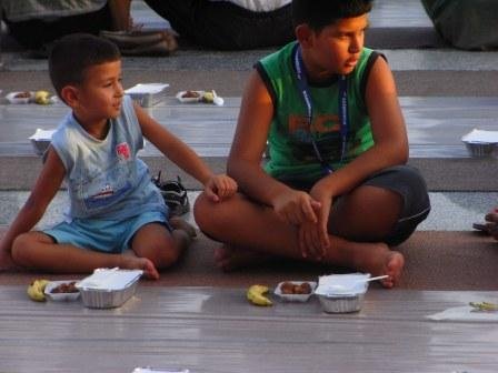 21iftarmadinah25 1 - The Most Precious Moments In The Most Precious Places.