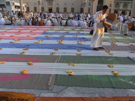 21iftarmadinah28 1 - The Most Precious Moments In The Most Precious Places.