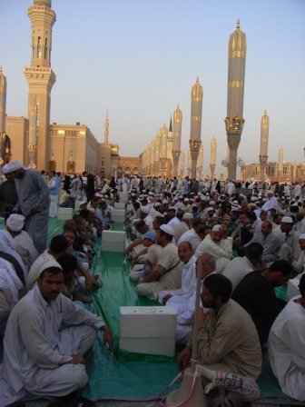 madinah2iftar4 1 - The Most Precious Moments In The Most Precious Places.