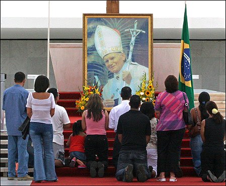 pope_worship2-2.jpg