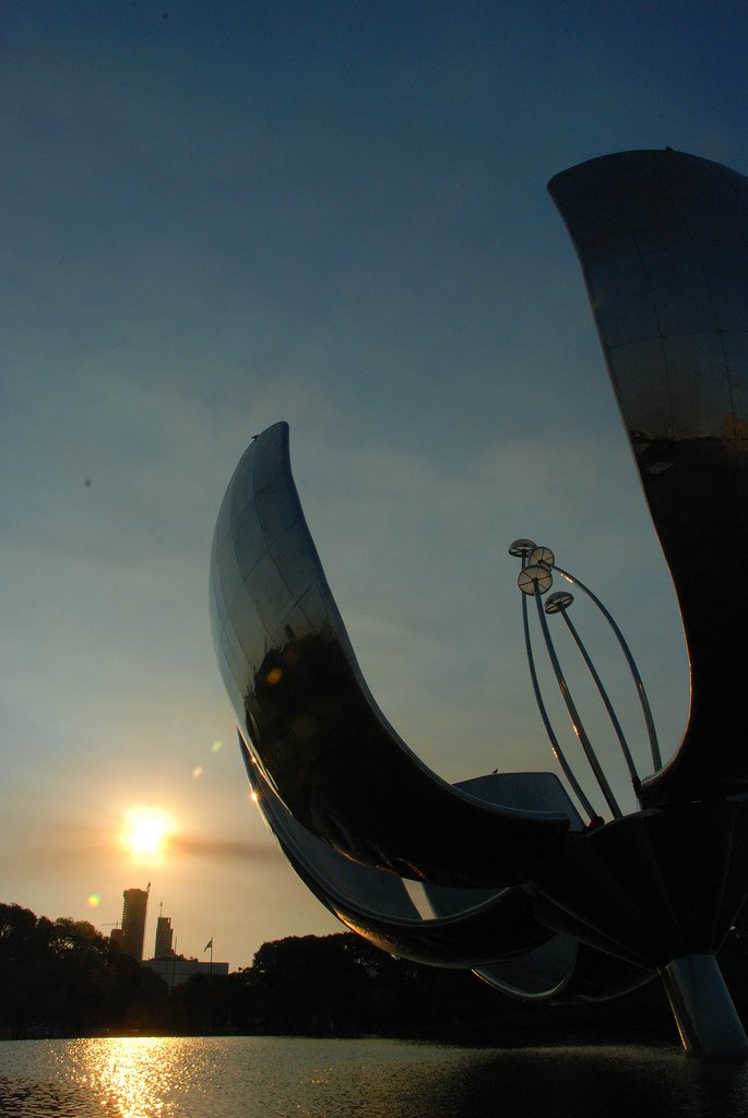 2816766157 1cebfec081 b 1 - Floris Genérica- The Big Metal Flower of Buenos Aires.