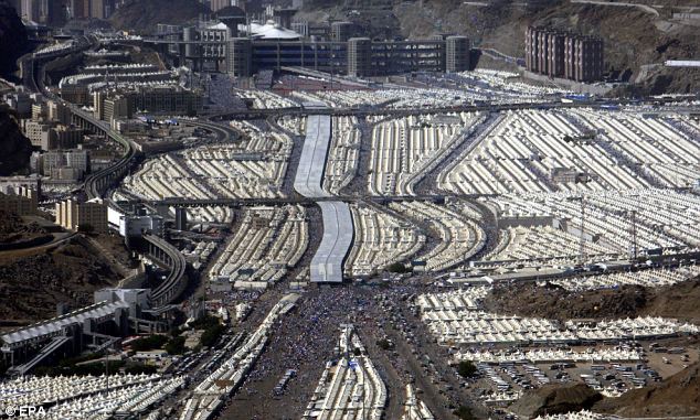 article20582840EB4E71700000578319 634x38 1 - Hajj 1432/2011 pictures