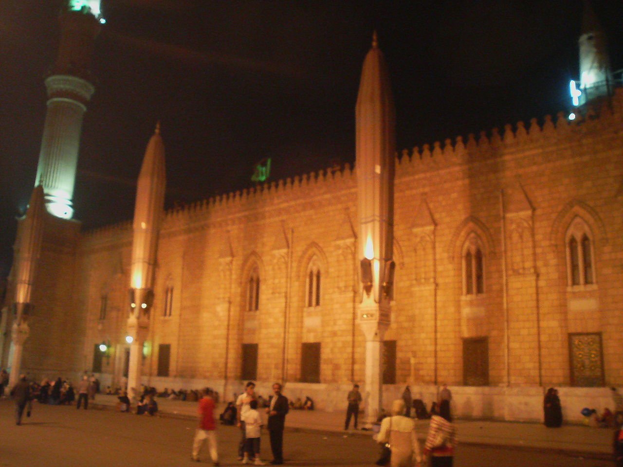 1280pxImam_hussain_mosque_cairo-1.jpg